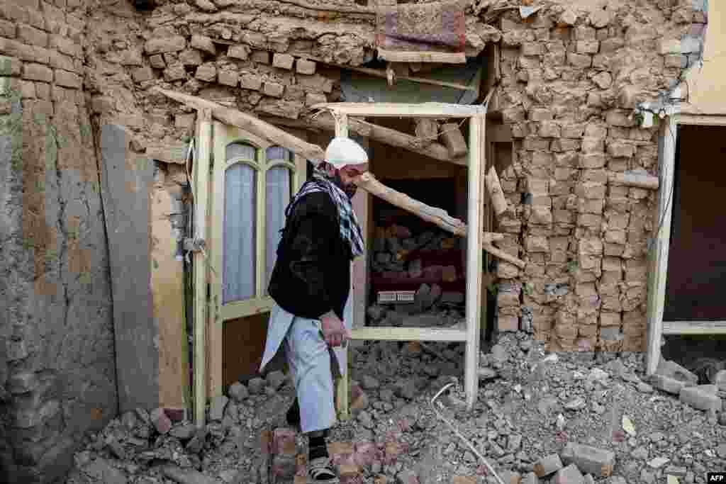 Čovjek pored ostataka kuće oštećene u zemljotresu, u selu Tashqurghan, u okrugu Khulm u provinciji Samangan, 3. novembra 2025. godine.