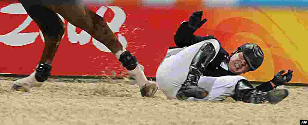 Azerbejdžanski jahač Jamal Rahimov bio je diskvalificiran zbog pada, 2008. 