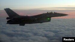 Un avion de vânătoare polonez F16 zboară deasupra Poloniei ca parte a exercițiilor militare NATO de descurajare a Rusiei să intre în spațiul aerian al aliaților. Fotografie de arhivă. 