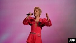 Vokalisti i grupit ukrainas Ziferblat, që përfaqëson Ukrainën me këngën "Bird of Pray", gjatë gjysmëfinales së parë në Bazel, më 13 maj 2025.