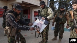 Членовите на Хајат Тахрир ал-Шам запалија фотографија на соборениот сириски претседател Башир ал Асад во Алепо, северозападна Сирија, на 29 ноември 2024