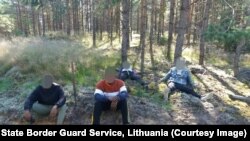 Слики на мигранти приведени на границата Литванија - Белорусија