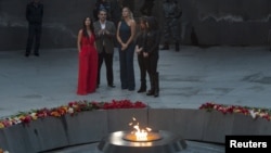 Американская телезвезда Ким Кардашьян (слева) с сестрами у памятника жертвам геноцида. Ереван, 10 апреля 2015 года.