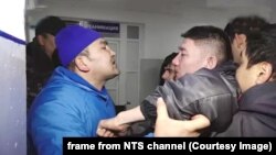 Толон Камчыбек уулу (справа) и вторая сторона 