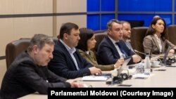 Deputați la una dintre rundele de consultări publice a proiectului de lege cu privire la Procuratura Anticorupție și Combaterea Crimei Organizate (PACCO). 