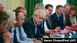 Boris Johnson tokom prvog sastanka novog kabineta