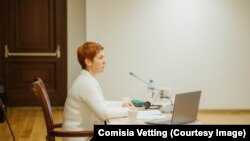 Судья Марина Антон на собеседовании с членами комиссии "vetting".