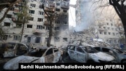 Consecințele loviturilor rusești asupra unor case de locuit din Kiev, pe 17 iunie 2025 