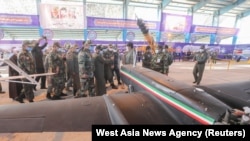 Shefi i Shtabit të Forcave të Armatosura iraniane, gjeneralmajor Mohammad Bagheri viziton dronët ushtarakë të prodhuar nga Irani, 4 janar 2021.