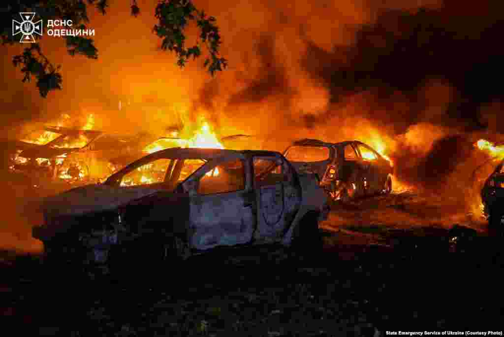 Incendiu într-o parcare auto din Odesa, după atacul din 22 iulie 2025.