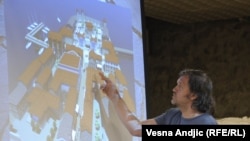 Emir Kusturica pored plana Andrić grada