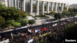 Masa ispred Suda tokom izricanja presude 68 pripadnika Zlatne zore. 7. oktobar 2020.