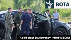 Hetues rusë duke ekzaminuar veturën që i përkiste ish-ministrit të Transportit të Rusisë, Roman Starovoit. Hetuesit thonë se trupi i tij i pajetë u gjet me një plagë të shkarkuar me armë zjarri.