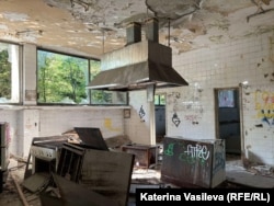 Кухнята е единственото място, където има останали мебели.