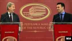 Архивска фотографија - еврокомесарот Јоханес Хан со премиерот Зоран Заев при презентацијата на планот за првите три месеци