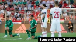 Conor Hourihane, Adam Idah, Szalai Ádám és Bolla Bendegúz a Magyarország-Írország barátságos meccs kezdeténél, 2021. június 8-án.