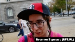 "Не мисля, че децата в училище е редно да бъдат индокринирани в разни религиозни идеологии", каза Теодора Дончева, участничка в протеста.