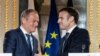 Premierul Poloniei, Donald Tusk (s), și președintele Franței, Emmanuel Macron (d).