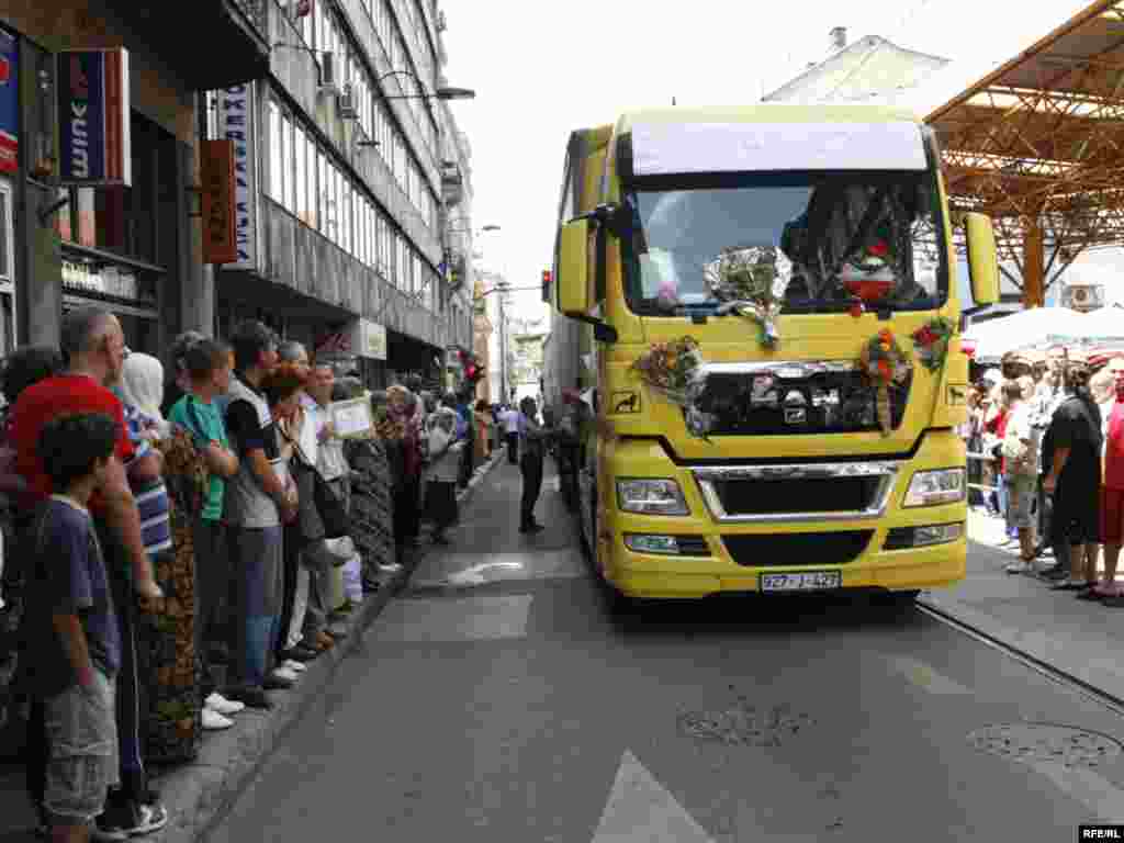 BiH - Žrtve Srebrenice - Kolona kamiona prenosi posmrtne ostataka 534 žrtve genocida počinjenog prije 14 godina u Srebrenici, prema memorijalnom centru Potočari gdje su sahranjeni. Foto:RFE/RL