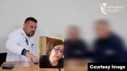 Независимая журналистка из Узбекистана Шахида Якуб и украинский журналист Владимир Золкин берут интервью у двух узбекистанцев, которые воевали на стороне России в Украине и были взяты в плен. Скрин с видео