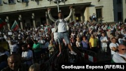 Сред арестуваните е човек, който се е качил върху полицейска кола