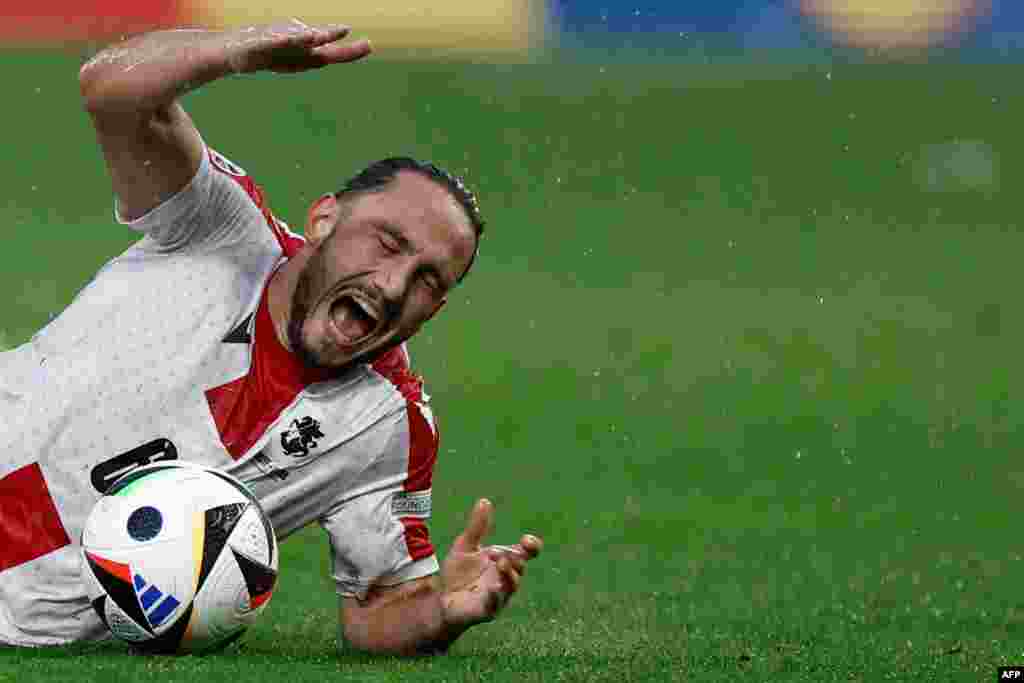 Сначала Кочорашвили сотряс перекладину, а уже в добавленное время Кварацхелия попал в штангу