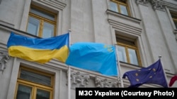 Церемония торжественного поднятия крымскотатарского национального флага перед зданием МИД Украины, Киев. 2025 год