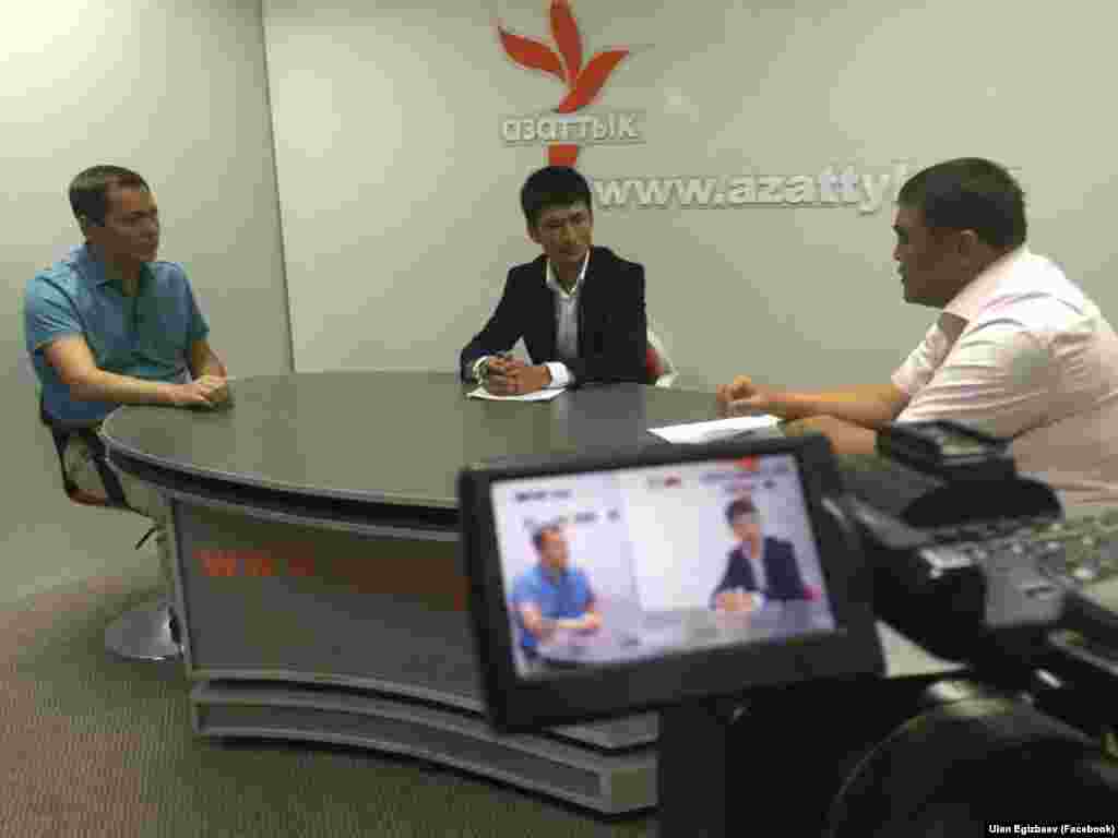 Уланбек задает неудобные вопросы политикам Омурбеку Бабанову и Камчыбеку Ташиеву. 20 августа 2015 года.