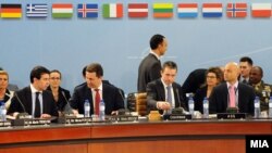 Без решение за името нема во НАТО, порача генералниот секретар на Алијансата Андерс Фог Расмусен. 