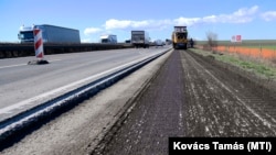 Munkagép az M1-es autópálya Zsámbék és Bicske közötti szakaszán 2020. március 5-én