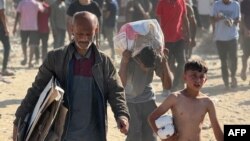 Хиляди палестинци се стекоха в център за хуманитарна помощ в град Рафах в Ивицата Газа, след като повече от два месеца и половина Израел блокираше доставките на храна и медикаменти за анклава, 27 май 2025 г.