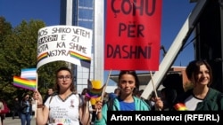 Neki od transparenata sa Parade ponosa