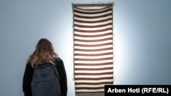 Iza ovog zastora može se pritisnuti dugme za slušanje audio-priče jednog deteta.