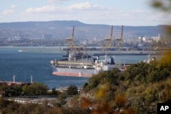 Un tanc petrolier din „flota fantomă” a Rusiei ancorat în portul rusesc Novorossiysk, în octombrie 2022.