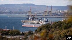 Un tanc petrolier din „flota fantomă” a Rusiei ancorat în portul rusesc Novorossiysk, în octombrie 2022