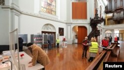 Нидерландия организира гласуването включително и в религиозни храмове.