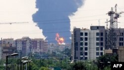 Flăcări și fum deasupra unei rafinării petroliere din partea de sud a Teheranului, după ce a fost lovită într-un atac israelian în noaptea de 15 iunie 2025