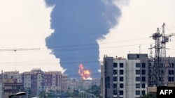 Облак од густ чад и оган се издига од рафинеријата за нафта во јужен Техеран, откако беше погодена во израелски напад ноќта на 15 јуни 2025 година