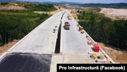 Imagine de pe unul din cele două loturi (26 km) construite de compania românească UMB pe autostrada Transilvania, al căror stadiu de realizare este de peste 80%.