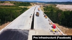 Cele două loturi ale UMB de pe autostrada Transilvania (26 km) ar putea fi gata anul acesta, însă doar circa 15 kilometri ar urma să fie deschiși circulației. Între timp, proiectele ar fi fost eliminate din PNRR.