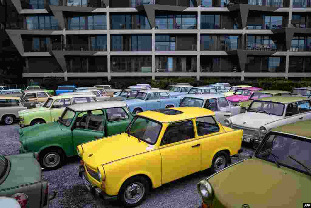 Pedig a várólista gyakran hosszú volt: valakinek 15 évet is kellett várnia, amíg megkaphatta Trabantját. Három szín közül választhattak: elefántcsont, égszínkék vagy borsmenta zöld. Az utolsó Trabant, egy cukorka rózsaszínű modell, 1991-ben készült