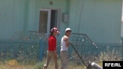 В поселке Сарыозек Алматинской области воду приходится доставлять вo флягах.