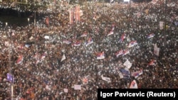 Studenti u blokadi, koji su pozvali na subotnji protest insistirajući na utvrđivanju odgovornosti za pad betonske nadstrešnice u Novom Sadu, optužili su vlast za upotrebu zvučnog topa tokom 15-ominutne tišine zbog 15 poginulih