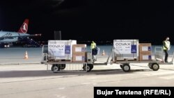 Az első vakcinaszállítmány érkezése Koszovóba 2021. március 28-án.