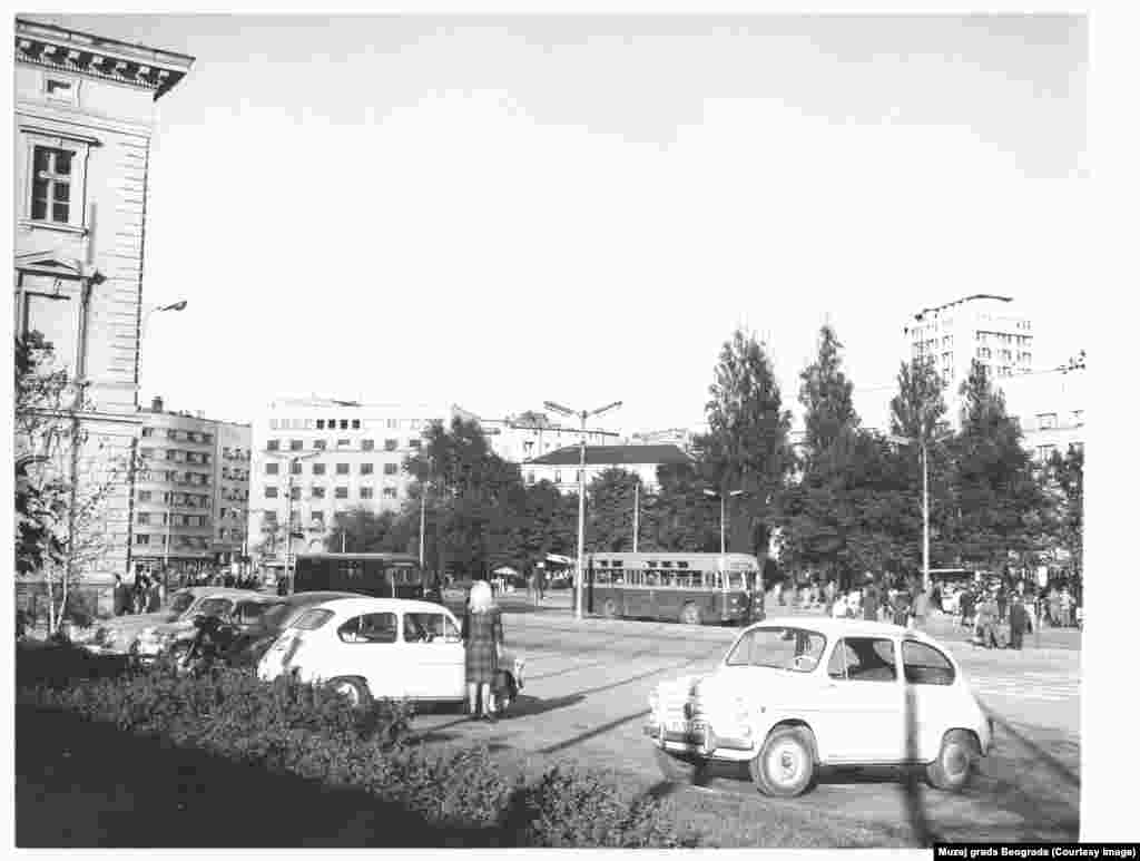 Savski trg (1964. godine) iz pravca nekadašnje zgrade glavne Železničke stanice u Beogradu, izmeštene zbog izgradnje &ldquo;Beograda na vodi&rdquo;, poslovno-stambenog kompleksa koji Srbija gradi u saradnji sa Ujedinjenim Arapskim Emiratima. &ldquo;Kada sve bude završeno, ovaj kraj grada, uz &lsquo;Beograd na vodi&rsquo; koji je nikao na mestu starih železničkih šina, postaće najprestižniji kraj za život u našem gradu, a pre samo nekoliko godina ovde niko nije želeo da živi&rdquo;, izjavio je 4. januara zamenik gradonačelnika Beograda Goran Vesić, navodi se na gradskom sajtu.