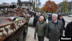 Високиот претставник на ЕУ Жозеп Борел (десно) и украинскиот министер за надворешни работи Андриј Сибиха (лево) во Киев, Украина, 9 ноември 2024 година.