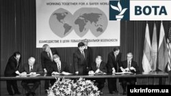 Udhëheqësit e Rusisë, Shteteve të Bashkuara, Ukrainës dhe Britanisë nënshkruajnë Memorandumin e Budapestit, për t'i dhënë Kievit garanci sigurie. Budapest, dhjetor 1994.