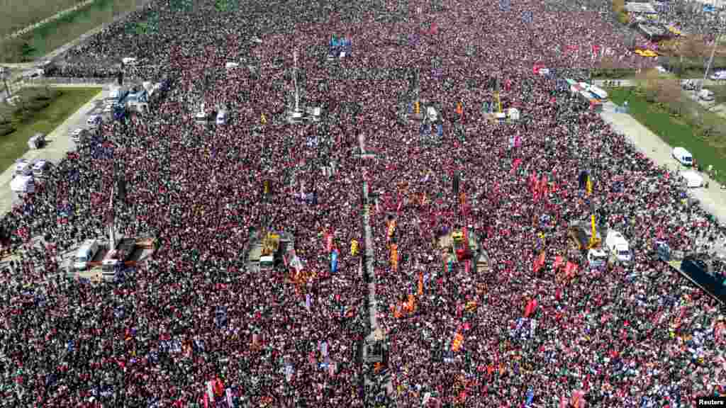 Több százezer ember vett részt a szombati tüntetésen Isztambulban. Több mint egy évtizede ez volt a legnagyobb demonstráció Törökországban