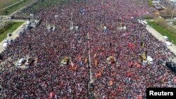 Bebörtönzött isztambuli polgármester: „Nem félek, mert a nemzet egységes az elnyomó ellen”