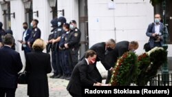 Австрискиот канцелар Курс положува венец на местото на нападот во Виена.